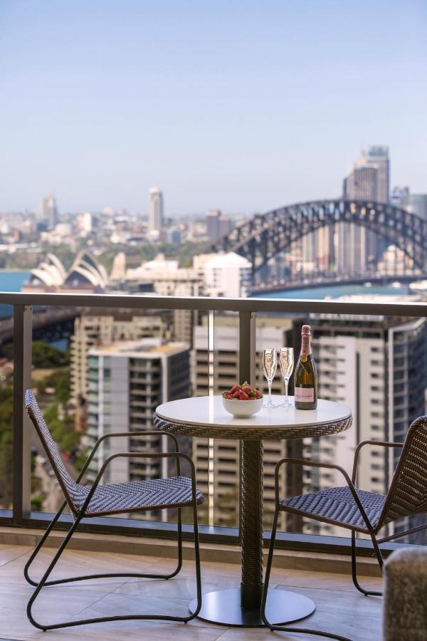 Meriton Suites North Σίδνεϊ Εξωτερικό φωτογραφία A balcony in Sydney, Australia